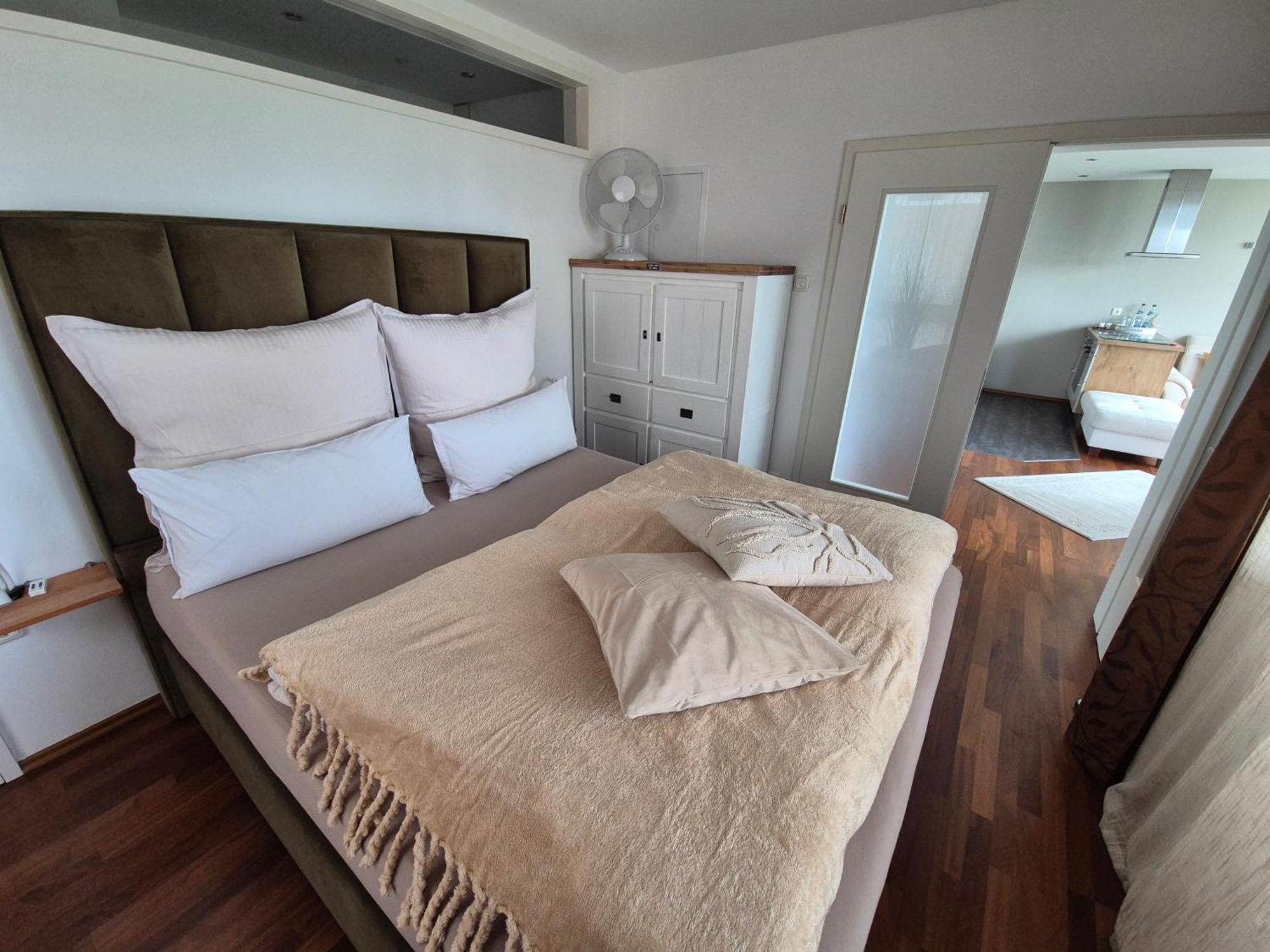 Apartamento "Myharbourfront", Luxurioeses Wohnen An Der Hafenmole Rostock Exterior foto